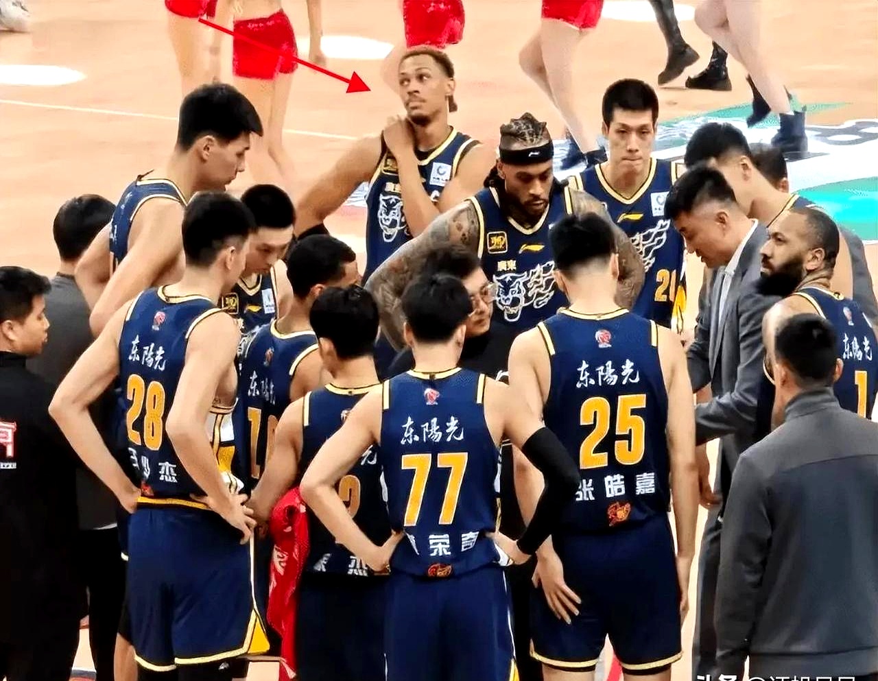 cba常规赛后个别球迷在马路上呼喊不当言论