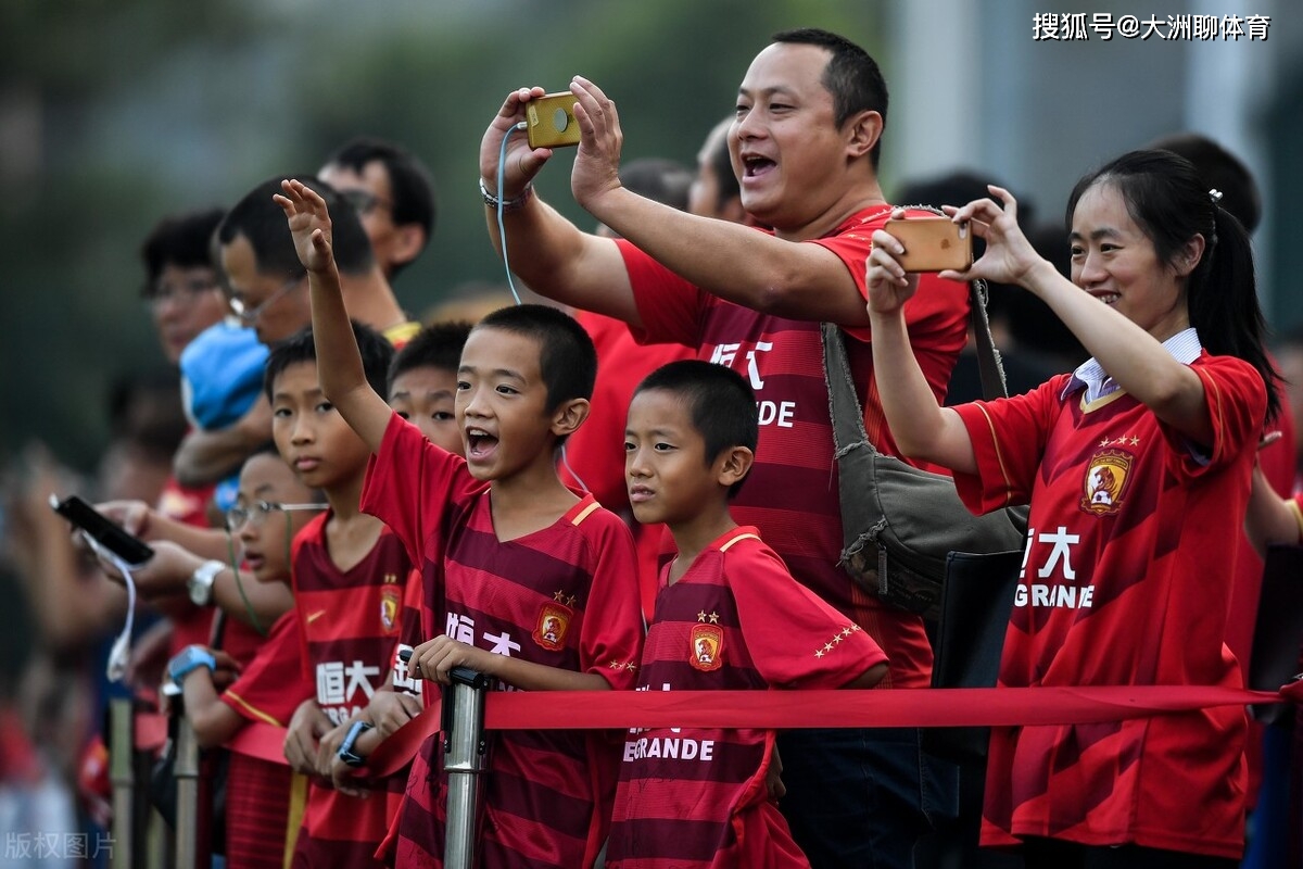 关于国际比赛日中超传出新动向，圣安东尼奥马刺防线松动，管理层表态：媒体盛赞，赛季目标并未改变的信息